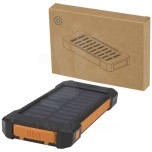 Altair 5 000 mAh:n ja 10 W:n kierrätysmuovista valmistettu kestävä aurinkoenergialla toimiva varavirtalähde, jossa on sisäänrakennettu taskulamppu